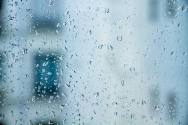Pencereye yağmur damlaları düşer. Soyut arkaplan duvar kağıdı
