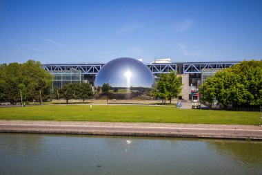 Paris - Fransa - Haziran 05, 2023: La Villette 'teki La Geode Omnimax Tiyatrosu