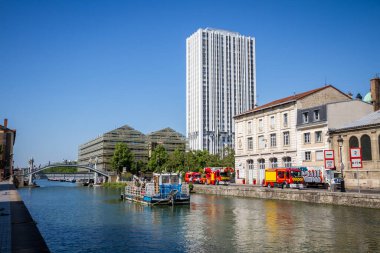 Paris - Fransa - Haziran 05, 2023: Ourcq Kanalı 'nda bir filika