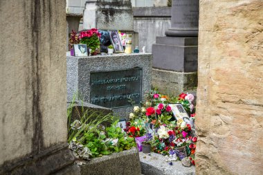 Paris - Fransa - 02 Mayıs 2023: Jim Morrison Mezarlığı Pere Lachaise Mezarlığı