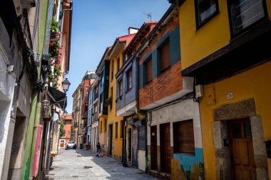 Gijon - İspanya - 11 Temmuz 2022: Cimavilla 'daki renkli evler