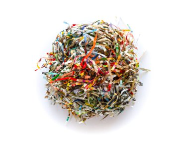 Parçalanmış kağıtlardan oluşan top beyaz arkaplanda izole edildi