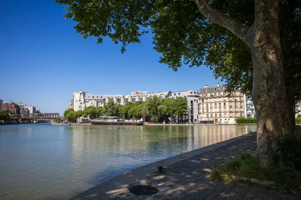2023年6月5日 法国巴黎 夏季从银行看到Ourcq运河和游艇 — 图库照片