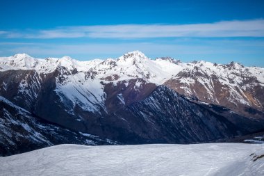 Les Menuires 'in kayak yamaçları ve dağları Fransa' nın Fransız Alpleri 'nde tatil yapıyor.