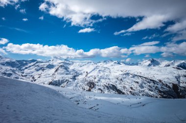 Les Menuires 'in kayak yamaçları ve dağları Fransa' nın Fransız Alpleri 'nde tatil yapıyor.