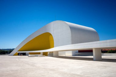 Aviles - İspanya - 10 Temmuz 2022: Oscar Niemeyer Uluslararası Kültür Merkezi