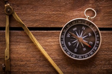 Kırsal ahşap bir tahta üzerinde klasik çizim ve seyrüsefer pusulası