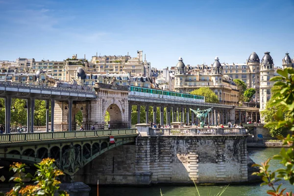 Pont Bir Hakeim Metro Sobre Río Sena París Francia — Foto de Stock