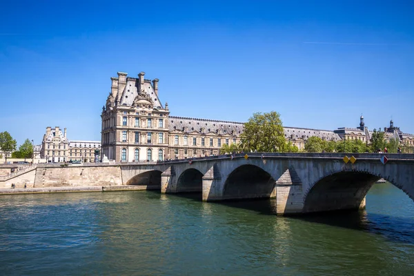 Louvre Müzesi ve Seine Nehri kıyılarından Kraliyet Köprüsü manzarası, Paris, Fransa