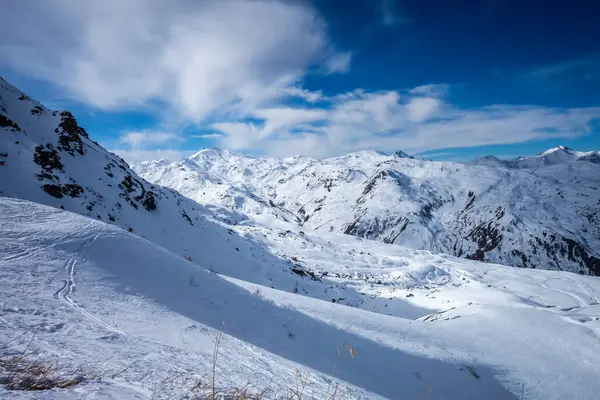 法国阿尔卑斯山区莱斯梅内雷斯度假胜地的滑雪斜坡和山脉 — 图库照片