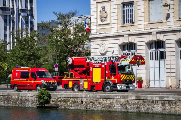 フランス 2023年6月25日 Ourcq運河の銀行の消防署とトラック ストックフォト