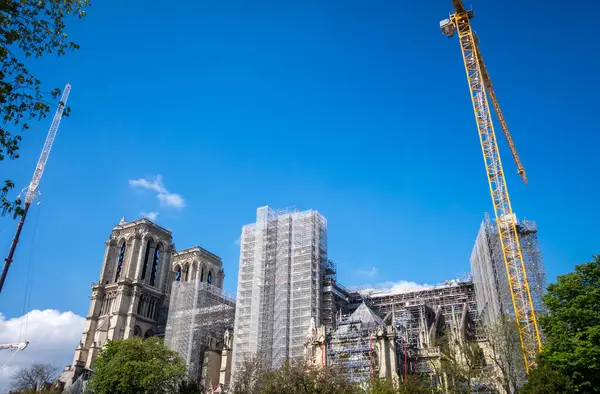 フランス 2023年5月2日 イール カイトにあるノートルダム大聖堂の再建 セーヌ川岸からの眺め ストックフォト