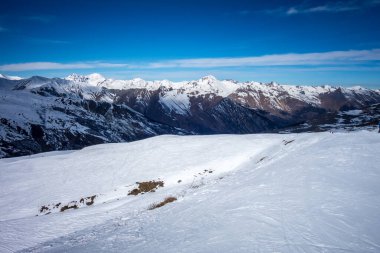 Les Menuires 'in kayak yamaçları ve dağları Fransa' nın Fransız Alpleri 'nde tatil yapıyor.