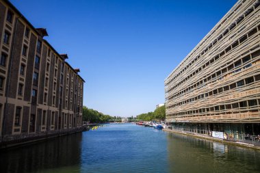 Paris - Fransa - Haziran 05, 2023: La Villette manzaralı havza