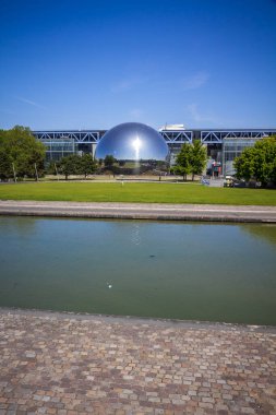 Paris - Fransa - Haziran 05, 2023: La Villette 'teki La Geode Omnimax Tiyatrosu