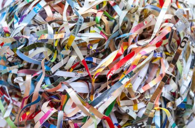 Renkli kağıt parçalanmış duvar kağıdı. Makro görünüm arkaplanı