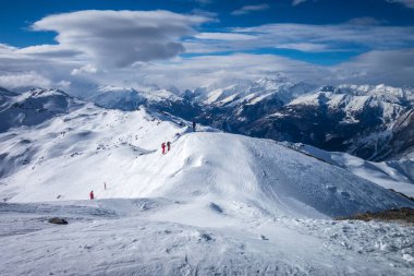 Les Menuires 'in kayak yamaçları ve dağları Fransa' nın Fransız Alpleri 'nde tatil yapıyor.