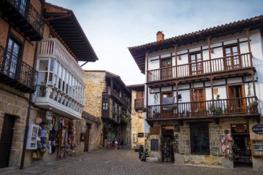 Santillana del mar - İspanya - 17 Temmuz 2022: Eski ortaçağ köyü