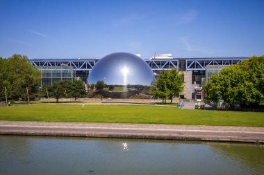 Paris - Fransa - Haziran 05, 2023: La Villette 'teki La Geode Omnimax Tiyatrosu