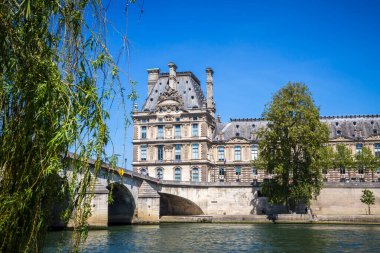 Louvre Müzesi ve Seine Nehri kıyılarından Kraliyet Köprüsü manzarası, Paris, Fransa