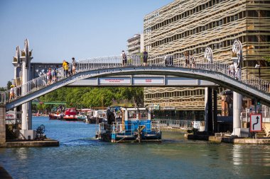 Paris - Fransa - Haziran 05, 2023: Ourcq Kanalı 'nda bir filika