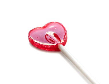 Parlak kırmızı kalp şekilli lolipop beyaz arka planda izole edilmiş.