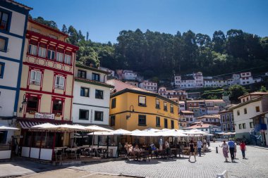 Cudillero - İspanya - 9 Temmuz 2022: Geleneksel balıkçı köyündeki renkli evler