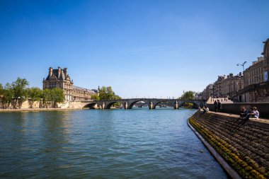 Paris - Fransa - 02 Mayıs 2023: Louvre Müzesi ve Seine nehir kıyılarından Kraliyet Köprüsü manzarası