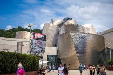 Bilbao - İspanya - 19 Temmuz 2022: Guggenheim Müzesi Yazan Frank Gehry