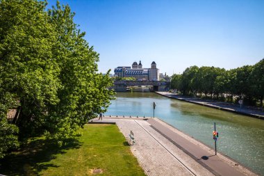 Paris - Fransa - Haziran 05, 2023: Yazın Parc de la Villette ve Ourcq kanallarından Büyük Moulins de Pantin manzarası