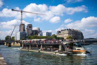 Paris - Fransa - 2 Mayıs 2023: Ile de la Cite 'deki Notre-Dame de Paris katedralinin yeniden inşası ve Seine nehir kıyılarından turistik gezi manzarası
