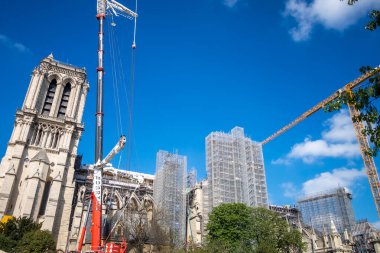 Paris - Fransa - 02 Mayıs 2023: Ile de la Cite 'deki Notre-Dame de Paris katedralinin yeniden inşası. Seine Nehri kıyılarından görüntü