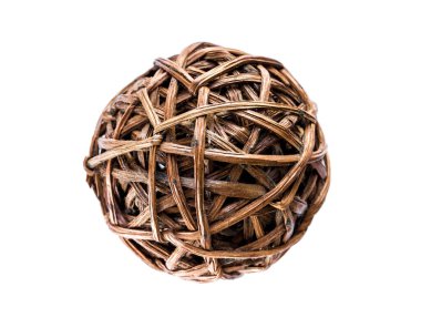 Beyaz arkaplanda örülmüş hasır top