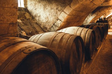 Kırsal bir şarap mahzeninde eski ahşap fıçılar