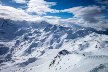 Les Menuires 'in kayak yamaçları ve dağları Fransa' nın Fransız Alpleri 'nde tatil yapıyor.