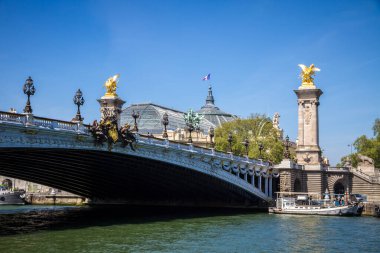 Paris - Fransa - 2 Mayıs 2023: Grand Palais Müzesi ve Pont III.