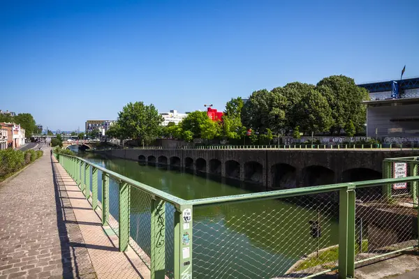 Paris - Fransa - Haziran 2023: Saint-Denis Kanalı yaz mevsiminde bankalardan Kilitli