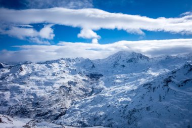 Les Menuires 'in kayak yamaçları ve dağları Fransa' nın Fransız Alpleri 'nde tatil yapıyor.