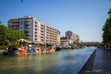 Paris - Fransa - Haziran 2023: Ourcq kanalı ve yaz aylarında bankalardan yüzen ev manzarası