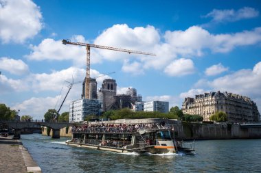 Paris - Fransa - 2 Mayıs 2023: Ile de la Cite 'deki Notre-Dame de Paris katedralinin yeniden inşası ve Seine nehir kıyılarından turistik gezi manzarası