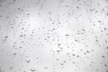 Pencereye yağmur damlaları düşer. Soyut arkaplan duvar kağıdı