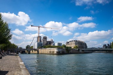 Fransa 'nın Ile de la Cite şehrindeki Notre-Dame de Paris katedralinin yeniden inşası. De Seine nehir kıyısından görüntü