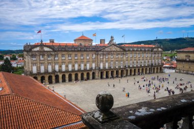 Santiago de Compostela - İspanya - 3 Temmuz 2022: Katedral 'den Obradoiro kare manzarası