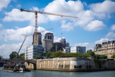 Paris - Fransa - 02 Mayıs 2023: Ile de la Cite 'deki Notre-Dame de Paris katedralinin yeniden inşası. Seine Nehri kıyılarından görüntü