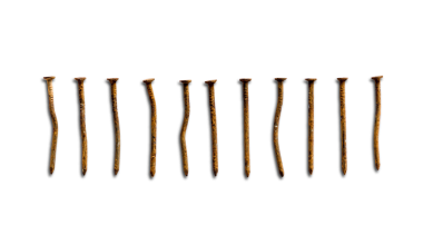 Şeffaf arkaplanda eski paslı çiviler izole edilmiş