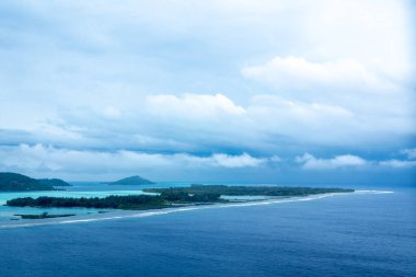 Büyüleyici Bora Bora adasının hava manzarası kristal berrak sularını, bereketli dağlarını ve Fransız Polinezyası 'ndaki mercan resiflerini gösteriyor.