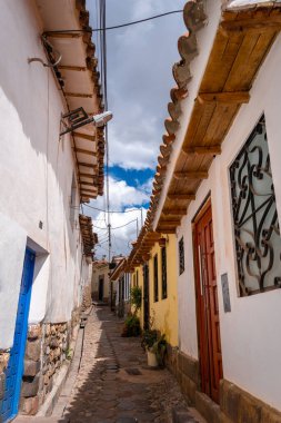 San Blas, Cusco 'daki resimli taş döşeli bir sokakta, sömürge beyazlatılmış evler, mavi kapılar, saksı çiçekleri ve zanaatkârlara giden dik bir merdiven yer alıyor. Peru