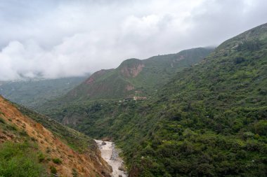 Peru 'daki Colca Kanyonu' nun ve nehrin büyüleyici manzarasını saran sis, sarp dağlar ve dağlarla kaplıyor.