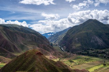 Peru 'daki bereketli dağlar ve Kutsal Vadi' nin derin vadileri doğada yuva yapmış teraslı tarlaları, nehirleri ve küçük köyleri nefes kesici manzaralar sunuyor.