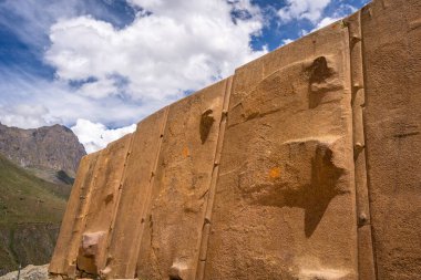 Peru, Ollantaytambo 'daki İnka kalesinde muazzam taş bloklar oluşturur. Bu etkileyici yapı İnka uygarlığının ileri mühendislik becerilerini yansıtıyor.